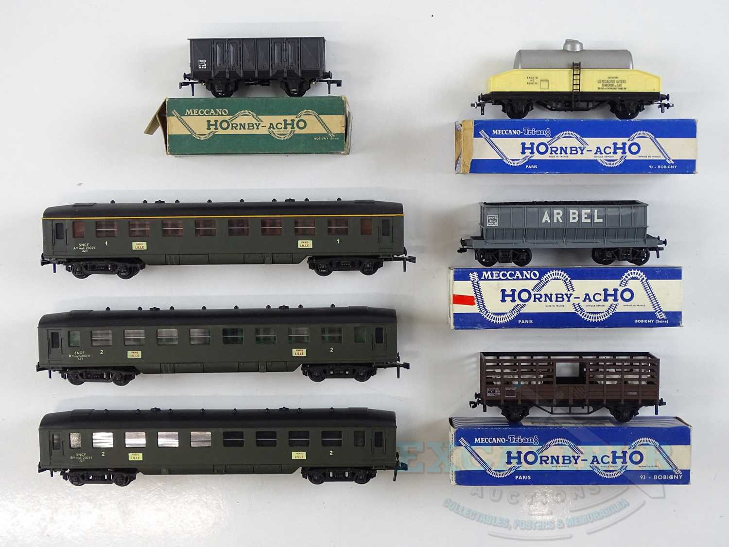 Lot 135 - A mixed group of HO gauge HORNBY ACHO rolling...