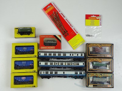 Lot 141 - A mixed group of OO gauge rolling stock to...