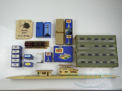 Lot 143 - A mixed group of HORNBY DUBLO OO gauge...