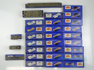 Lot 146 - A quantity of boxed HORNBY DUBLO 3-rail OO...