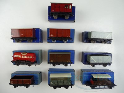 Lot 164 - A group of HORNBY DUBLO mixed OO gauge 3-rail...