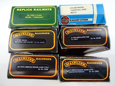 Lot 201 - A mixed group of OO gauge rolling stock by...