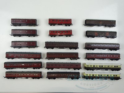 Lot 214 - A quantity of unboxed OO gauge coaches by...