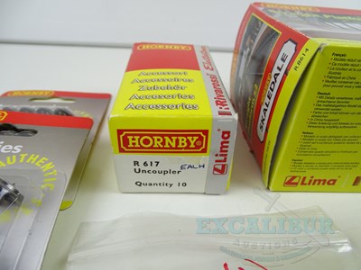 Lot 216 - A selection of HORNBY OO gauge Skaledale...