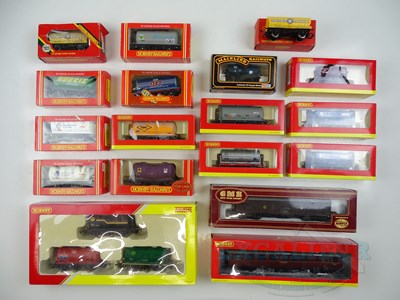 Lot 224 - A mixed group of boxed OO gauge rolling stock,...