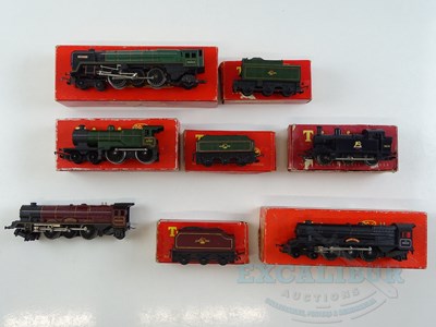 Lot 227 - A group of mostly boxed TRI-ANG OO gauge steam...