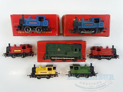 Lot 230 - A group of boxed and unboxed TRI-ANG OO gauge...