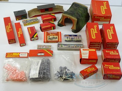 Lot 237 - A quantity of mostly boxed OO gauge...