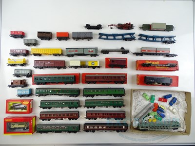 Lot 239 - A group of boxed and unboxed OO gauge wagons...