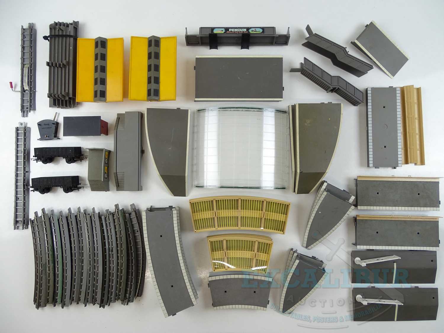 Lot 240 - A quantity of TRI-ANG OO gauge platforms,...