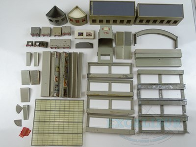 Lot 245 - A large quantity of unboxed TRIX TWIN OO gauge...