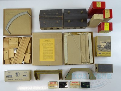 Lot 246 - A large quantity of mostly boxed TRIX TWIN OO...