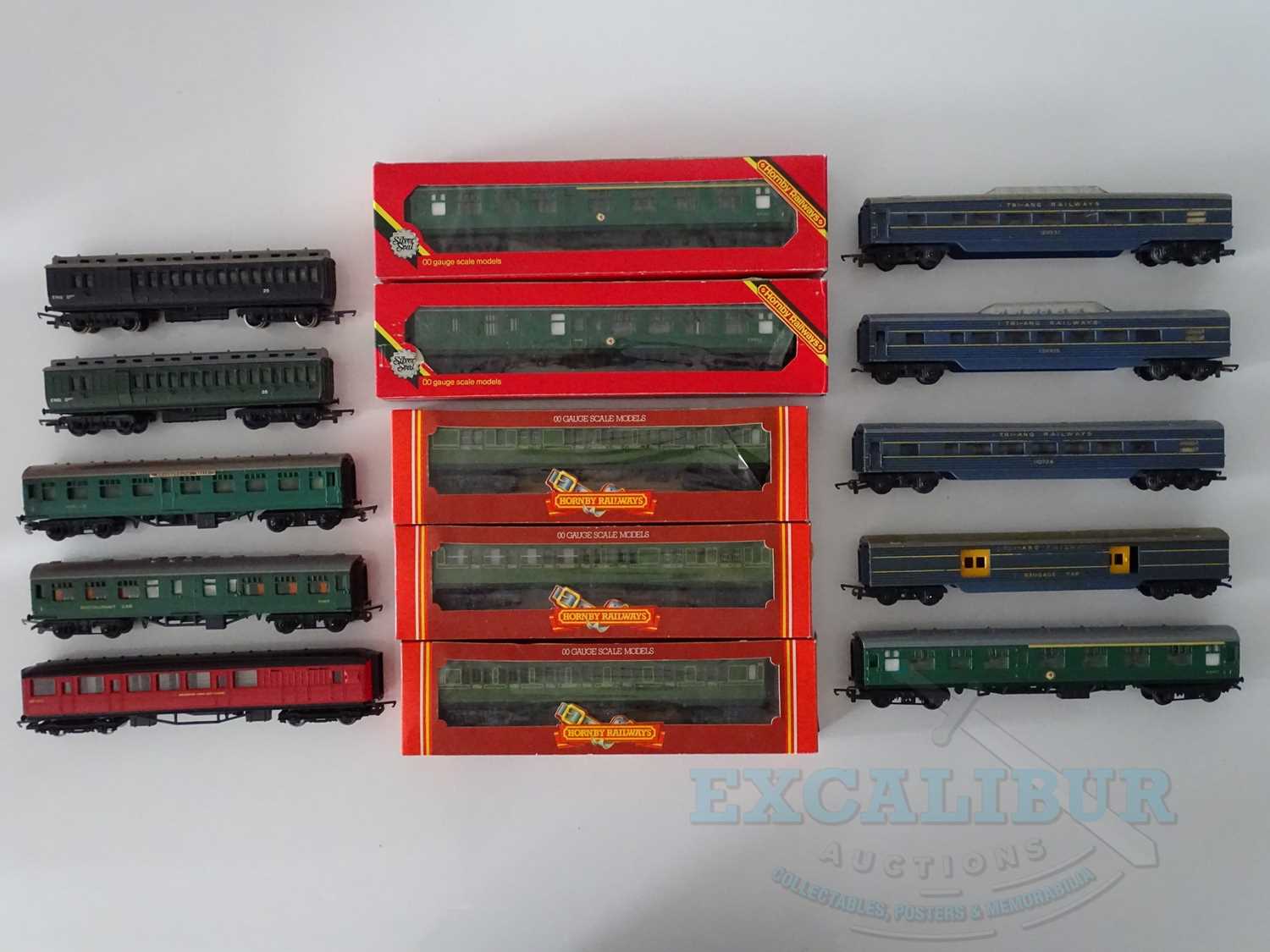 Lot 294 - A mixed group of OO gauge passenger coaches...