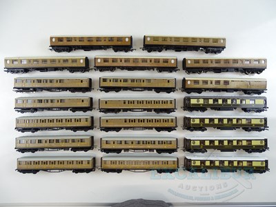 Lot 295 - A large quantity of OO gauge passenger coaches...