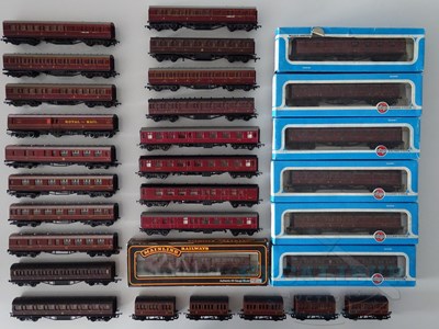 Lot 297 - A quantity of OO gauge passenger coaches by...