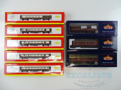 Lot 308 - A group of OO gauge passenger coaches...