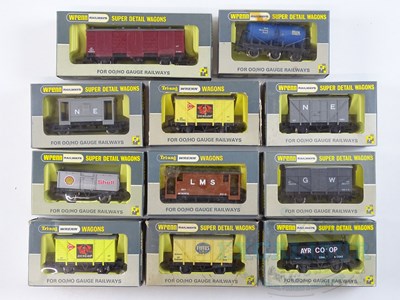 Lot 365 - A mixed group of WRENN OO gauge wagons in...