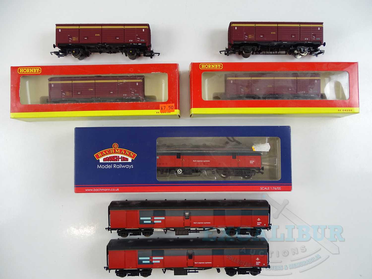 Lot 372 - A group of OO gauge modern parcels/goods vans...