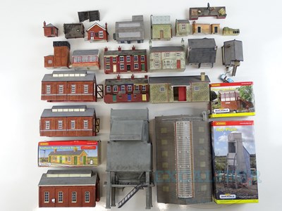 Lot 379 - A large group of boxed and unboxed OO gauge...