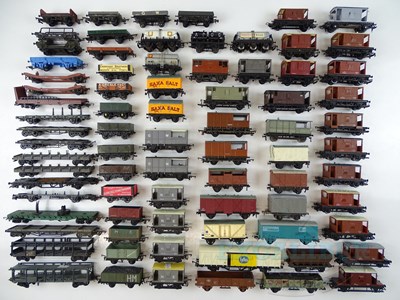 Lot 387 - A mixed group of OO gauge wagons by TRI-ANG,...