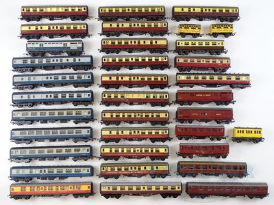 Lot 391 - A large group of unboxed OO gauge coaches by...