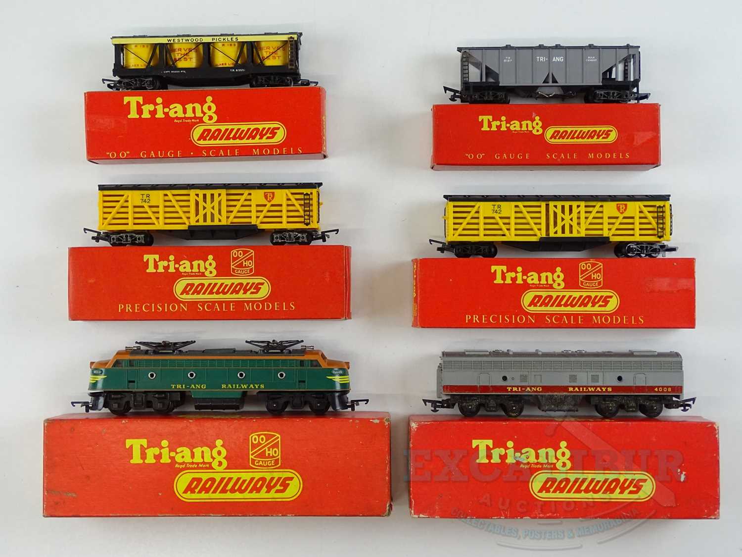 Lot 409 - A group of TRI-ANG OO gauge transcontinental...