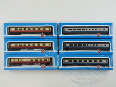 Lot 415 - A group of AIRFIX OO gauge passenger coaches...