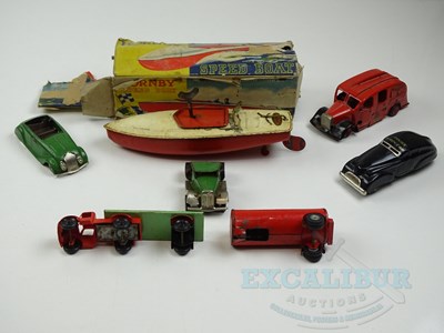 Lot 43 - A group of tinplate toys to include a HORNBY...
