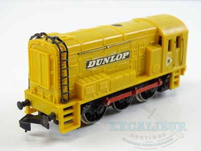 Lot 472 - A WRENN OO gauge W2243 class 08 diesel...