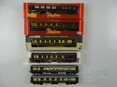 Lot 509 - A group of OO gauge Pullman cars by WRENN and...