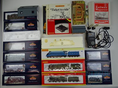 Lot 563 - A group of OO gauge modern empty locomotive...