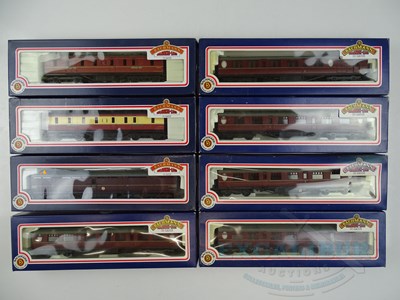 Lot 566 - A group of BACHMANN OO gauge passenger coaches...