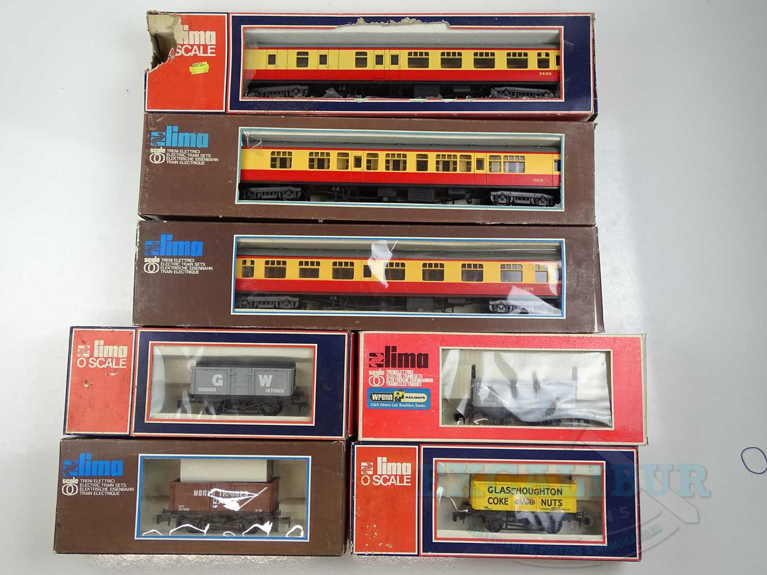 Lot 580 - A group of LIMA O gauge rolling stock...