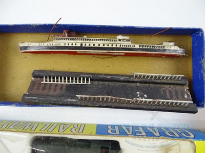 Lot 75 - A mixed group of mostly N gauge items by LONE...