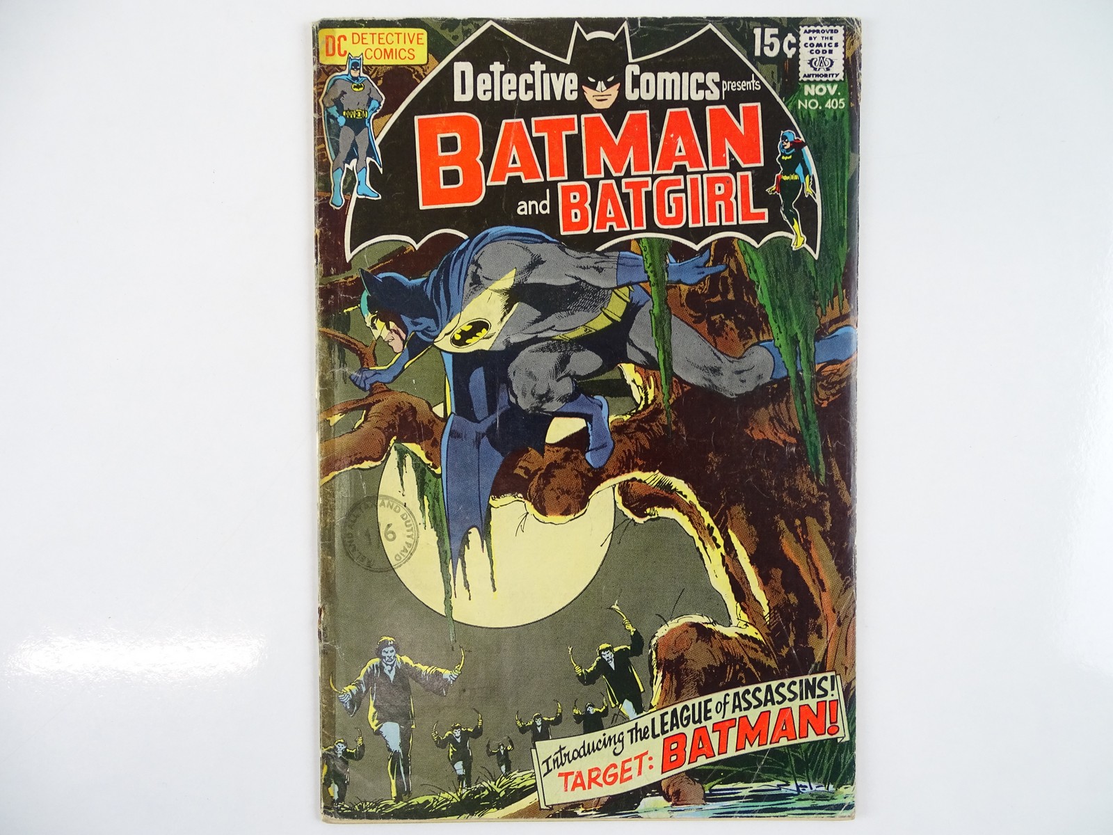Lot 430 - DETECTIVE COMICS: BATMAN & BATGIRL #405 -