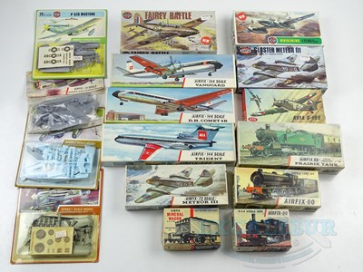 Lot 203 - A group of mixed scale unbuilt plastic kits by...