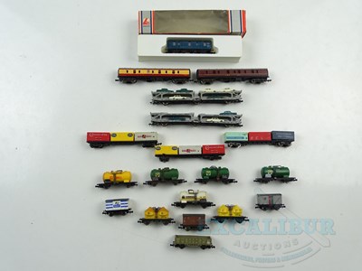 Lot 218 - A group of mostly unboxed N gauge British...
