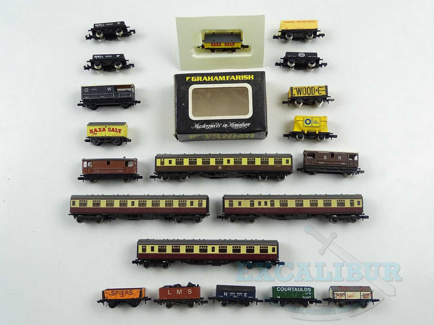 Lot 221 A group of GRAHAM FARISH N gauge wagons and