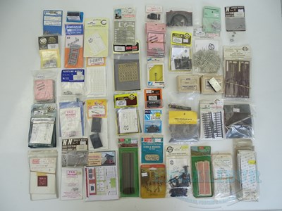 Lot 223 - A group of mixed N and OO gauge accessories...