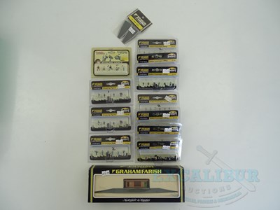 Lot 224 - A group of N gauge figures and platforms by...