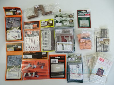 Lot 226 - A group of N gauge accessories mostly in...