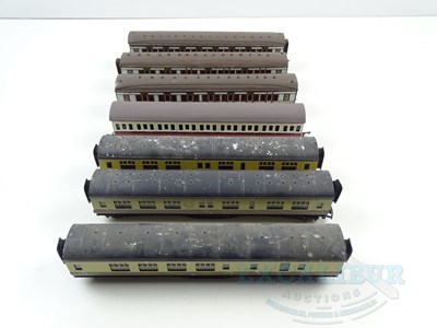 Lot 298 - A group of OO gauge kitbuilt and RTR coaches...