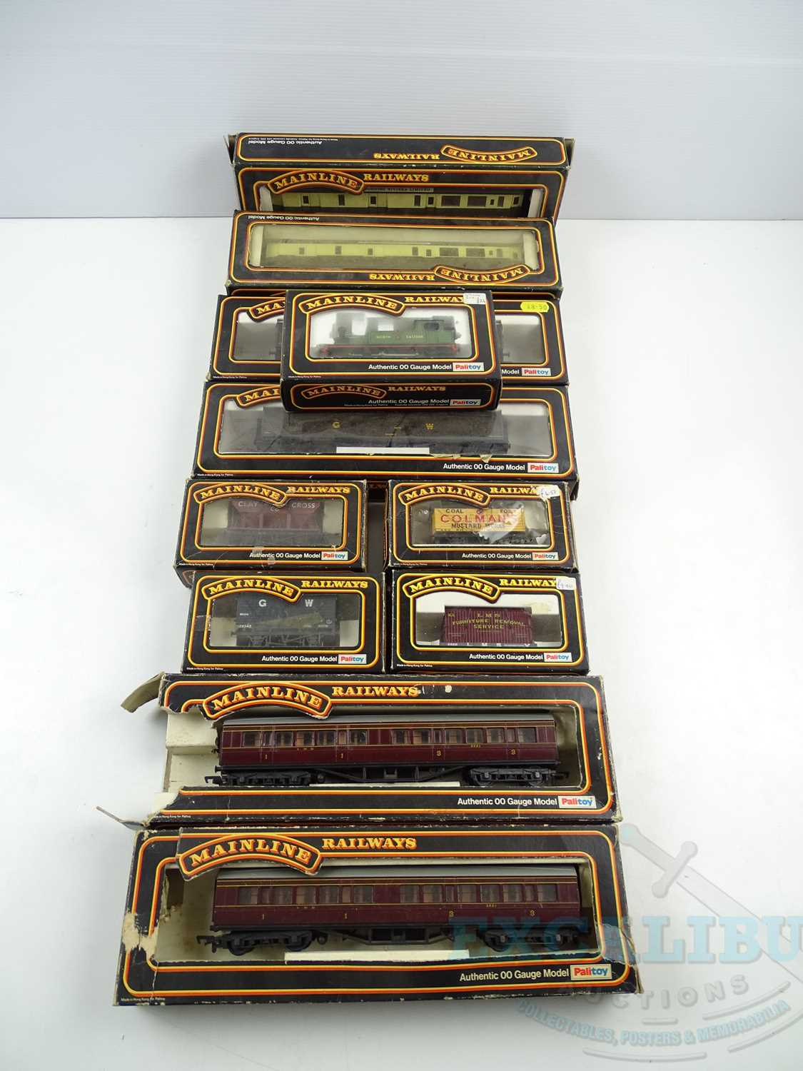 Lot 339 - A group of MAINLINE OO gauge rolling stock...