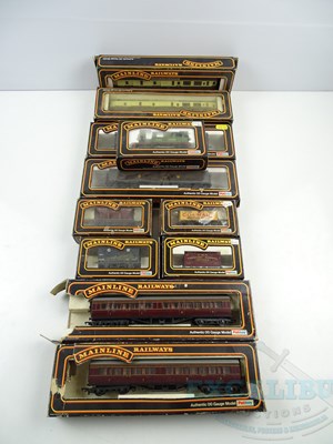 Lot 339 - A group of MAINLINE OO gauge rolling stock...