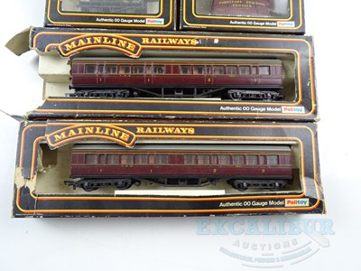 Lot 339 - A group of MAINLINE OO gauge rolling stock...