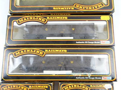 Lot 339 - A group of MAINLINE OO gauge rolling stock...