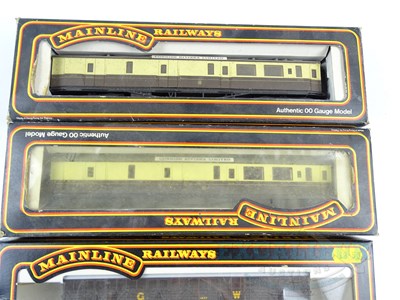 Lot 339 - A group of MAINLINE OO gauge rolling stock...