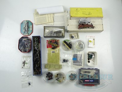 Lot 350 - A large quantity of unboxed OO gauge part...