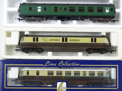 Lot 354 - A pair of LIMA OO gauge GWR diesel railcars...