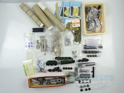 Lot 368 - A large quantity of unboxed OO gauge part...